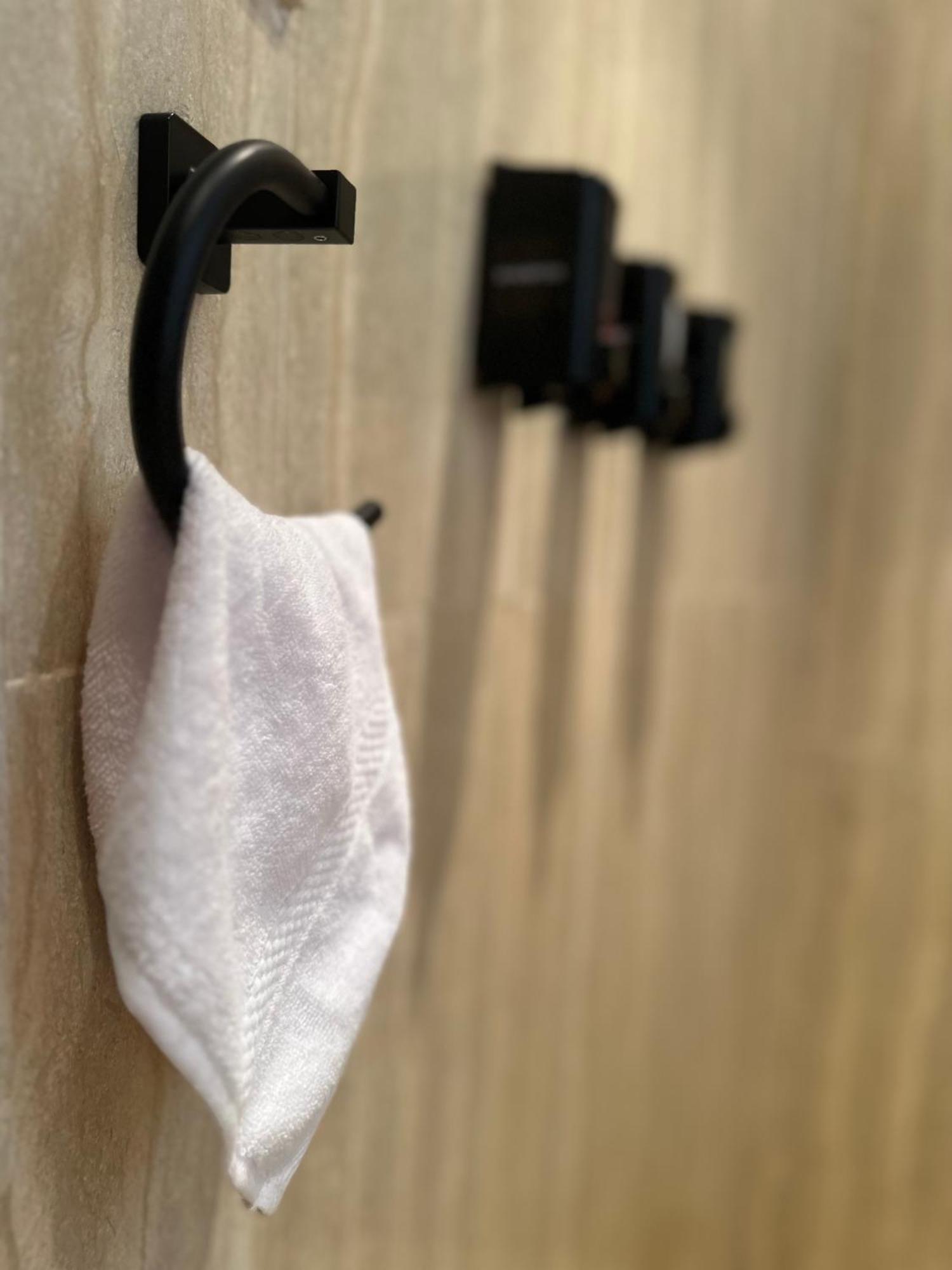 Modern 1-Bedroom Apartment In Zamalek Visits Allowed القاهرة المظهر الخارجي الصورة
