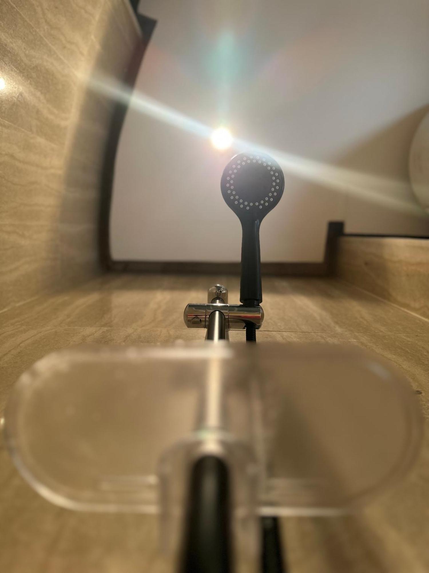 Modern 1-Bedroom Apartment In Zamalek Visits Allowed القاهرة المظهر الخارجي الصورة