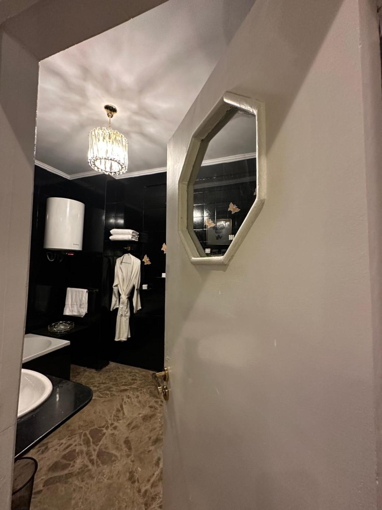 Modern 1-Bedroom Apartment In Zamalek Visits Allowed القاهرة المظهر الخارجي الصورة